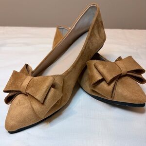 Chic Suede Bow Loafers in Tan